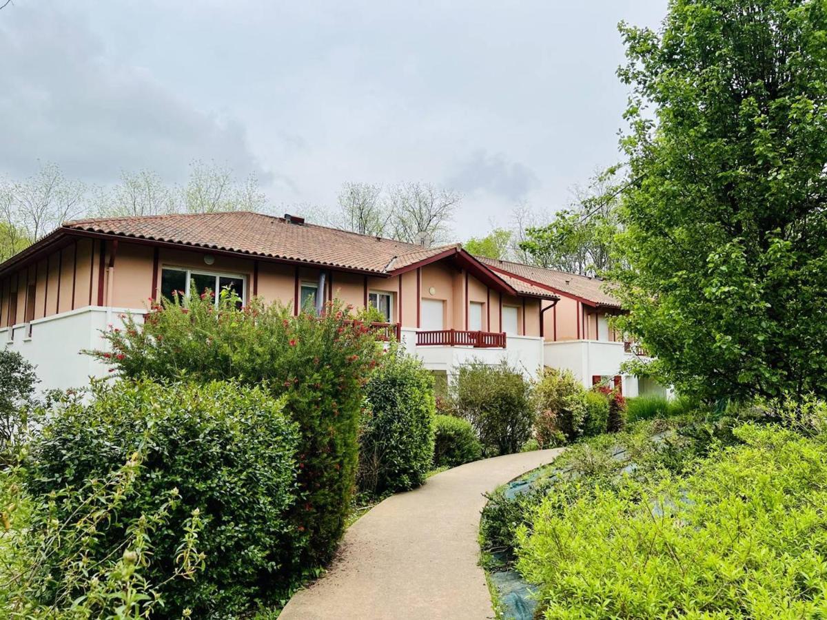 Appartement F2 A Cambo-Les-Bains Avec Piscine, Proche Thermes, Terrasse Et Parking - Fr-1-495-36 Exteriör bild